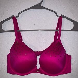 Hot pink super cute Victoria’s Secret bra🍒